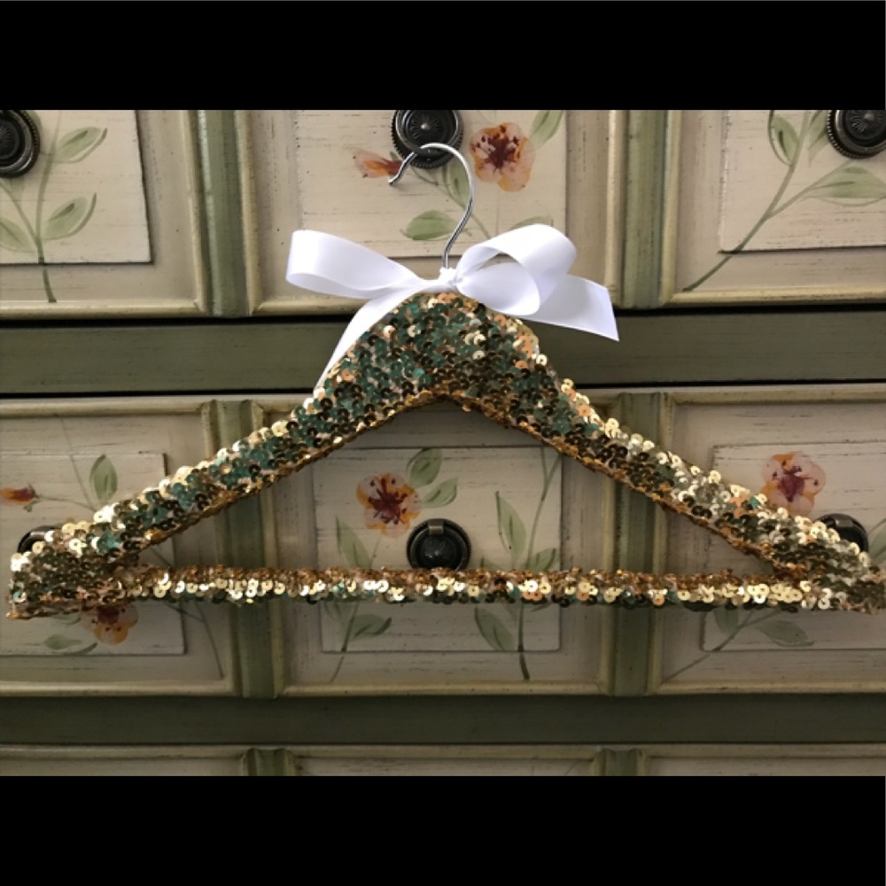 🌟💫✨GORGEOUS GOLD SEQUIN HANGERS🌟⭐️💫NWT. FINAL🎉🎉🎉NO OFFERS🫶🫶🫶